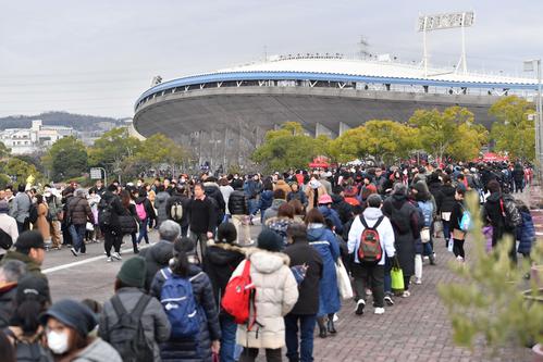 大勢のファンが詰めかけたユニバー記念競技場（撮影・上田博志）
