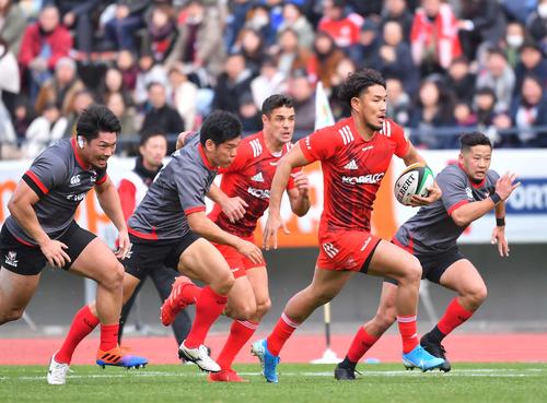 前半、ボールを持って突進する神戸製鋼FB山中亮平（撮影・上田博志）
