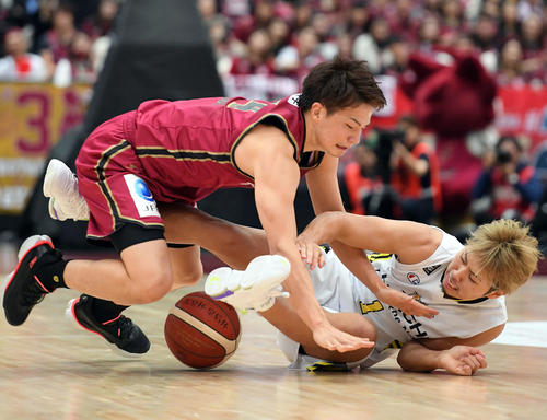 渋谷対川崎　第2Q、渋谷・野間剛平（右）とボールを奪い合う川崎・辻直人（撮影・たえ見朱実）