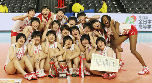 女子で準優勝に終わるも、最後は笑顔で締めた古川学園の選手たち（撮影・野上伸悟）