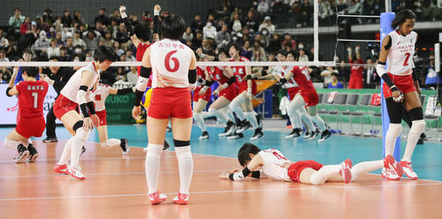 古川学園対東九州龍谷　準優勝に終わり、無念の表情のメリーサ（右端）ら古川学園の選手たち