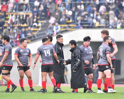試合後、キャノンSH田中史朗（右から4人目）と握手を交わすキャノンSO田村優（撮影・上田博志）