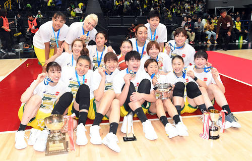 皇后杯で優勝を飾り、記念撮影に納まるJX－ENEOS（撮影・たえ見朱実）
