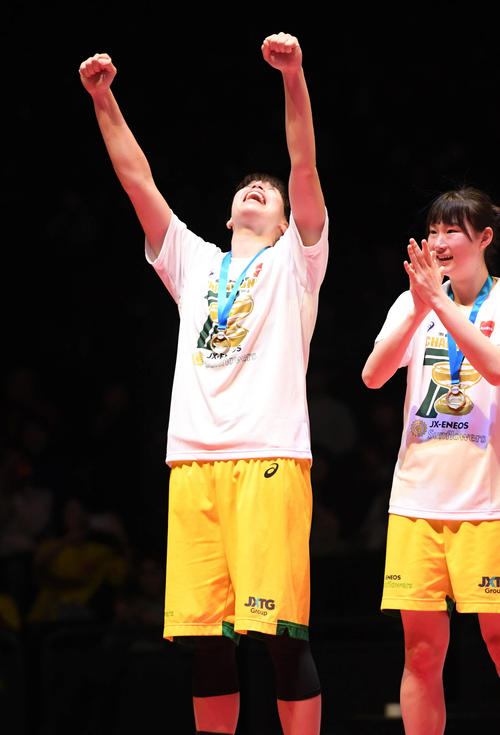 デンソー対JX－ENEOS　優勝を飾りガッツポーズを決めるJX－ENEOS・渡嘉敷来夢（撮影・たえ見朱実）