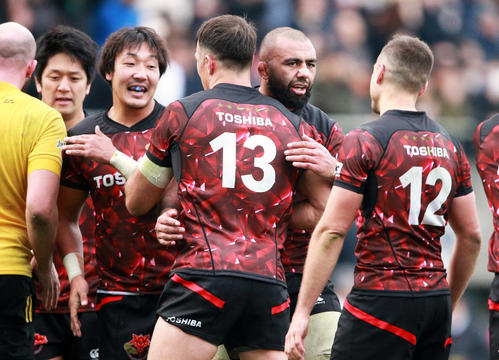 サントリーを下し仲間と喜ぶ東芝NO8リーチ・マイケル（右から3人目）（撮影・中島郁夫）