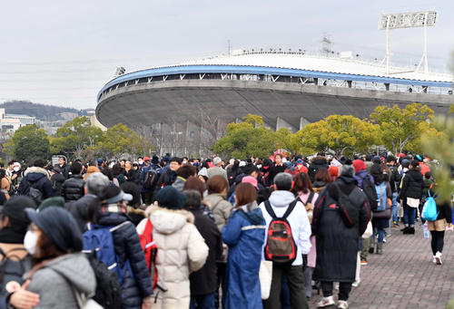 大勢のファンが詰めかけたユニバー記念競技場（撮影・上田博志）