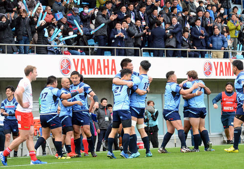 開幕戦を勝利で飾り、歓喜するヤマハ発動機の選手たち（撮影・神谷亮磨）