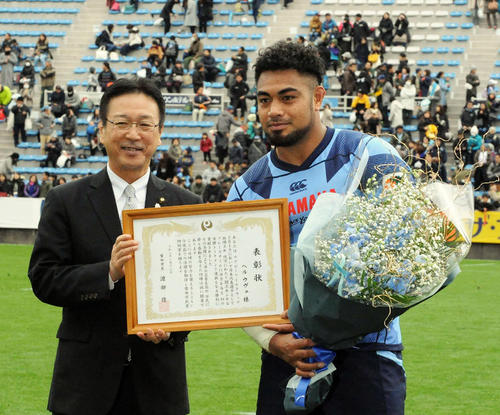 昨年のW杯日本大会に出場したヘル・ウベに試合後、磐田市の渡部修市長（左）から市民賞特別賞が授与された（撮影・倉橋徹也）