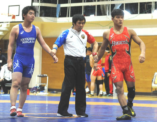 テクニカルフォール勝ちで優勝を決めた北越・大滝（右）