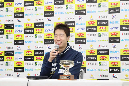 会見を行った水谷隼（撮影・南谷竜則）