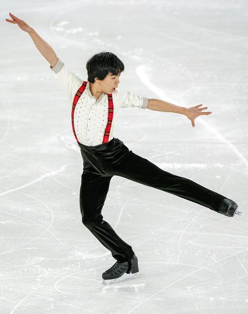 フィギュアスケート男子で逆転で金メダルを獲得した鍵山優真のフリーの演技（OIS提供・共同）