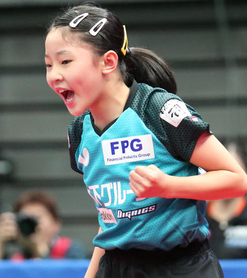 全日本卓球選手権大会・ジュニア女子2回戦　張本対由井　張本はポイントを奪い喜ぶ（撮影・上山淳一）