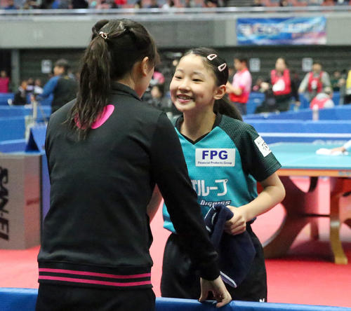 全日本卓球選手権大会・ジュニア女子2回戦　張本美和対由井心菜　試合前、笑顔を見せる張本美和（撮影・上山淳一）