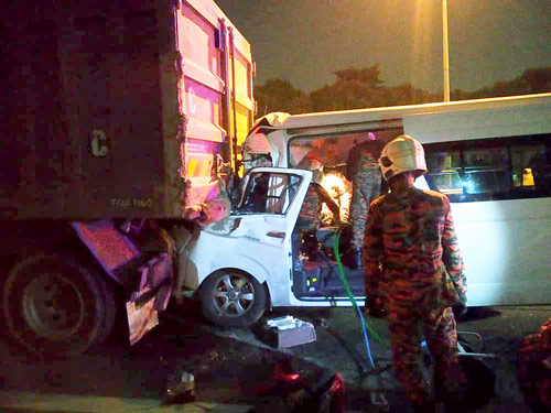 桃田賢斗らを乗せ、事故に遭ったワゴン車（マレーシア消防当局提供・共同）