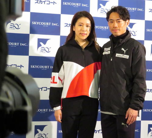 フィギュアスケート教室の後、ツーショット撮影に応じたアイスダンス転向の高橋大輔（右）と村元哉中