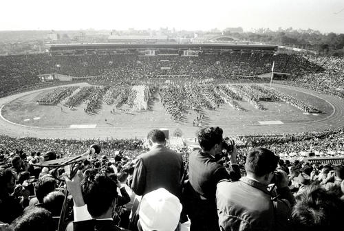 64年10月、東京五輪の開会式が行われた国立競技場