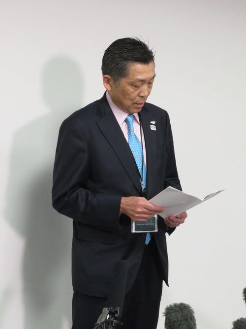 取材に応じる日本バドミントン協会銭谷欽治専務理事（撮影・上田悠太）