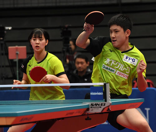 混合ダブルス4回戦で時吉佑一・小林光優組を破った張本智和（右）長崎美柚組（撮影・前岡正明）