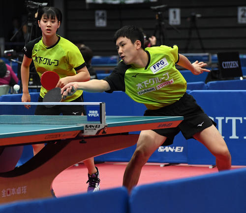 混合ダブルス4回戦で時吉佑一・小林光優組を破った張本智和（右）長崎美柚組（撮影・前岡正明）