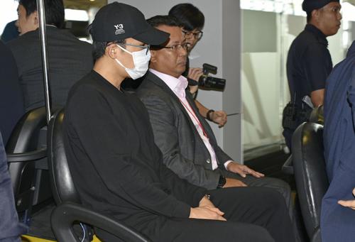 帰国のため、空港に到着したバドミントン男子の桃田賢斗（手前）（共同）