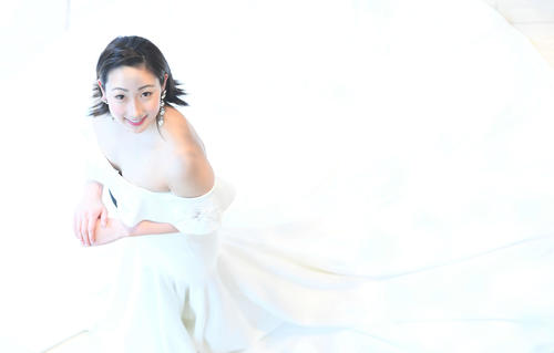 艶やかなウエディング姿で笑顔を見せる競泳の五十嵐千尋（撮影・たえ見朱実）