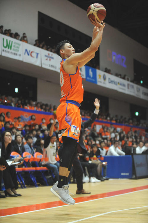 新潟対横浜　第2Q、新潟SG今村が3点シュートを決めて31－27
