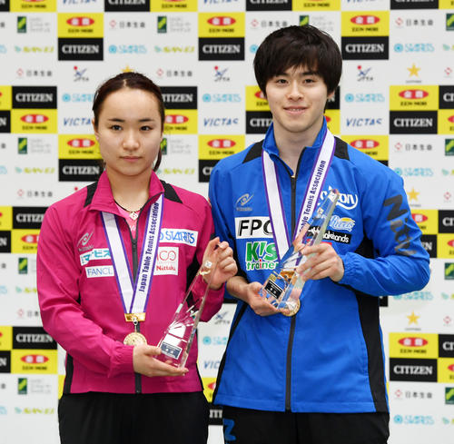 混合ダブルス決勝、張本・長崎組を破り優勝した伊藤（左）森薗組（撮影・前岡正明）
