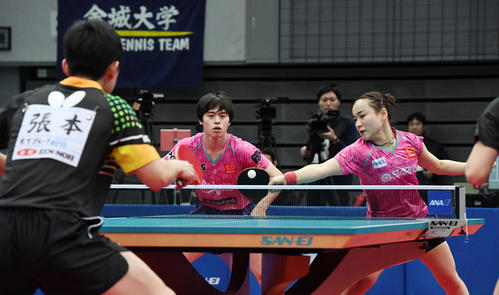 混合ダブルス決勝、張本・長崎組を破り優勝した伊藤（右）森薗組（撮影・前岡正明）