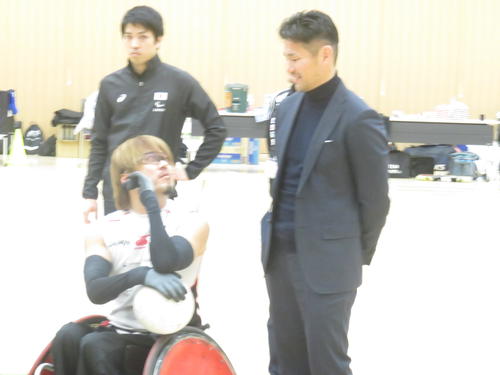車いすラグビー日本代表の池崎大輔（左）と言葉を交わす広瀬俊朗氏（撮影・小堀泰男）