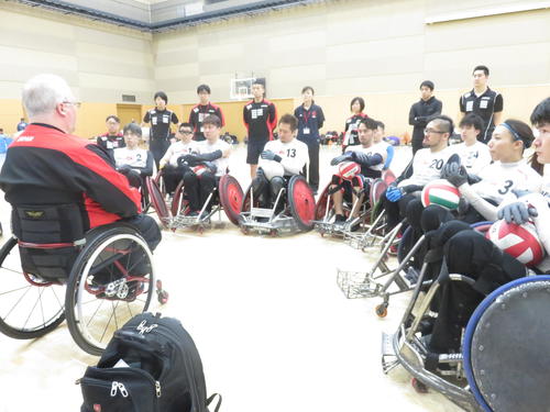 ケビン・オアー監督（左）の指示を聞く車いすラグビー日本代表メンバー（撮影・小堀泰男）