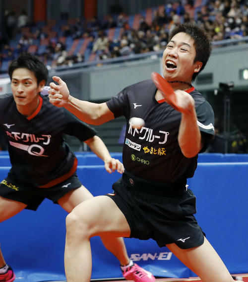 男子ダブルス4回戦を突破した水谷（右）、大島組（共同）
