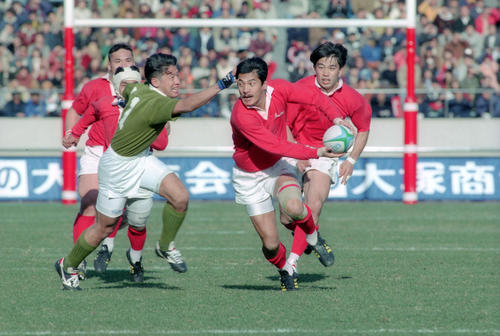 95年のラグビー日本選手権　華麗なステップでパスを出す神戸製鋼SO平尾誠二（1995年1月15日撮影）