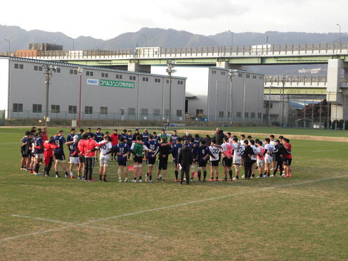 ヤマハ発動機戦に向けて円陣を組む神戸製鋼の選手たち（撮影・松本航）