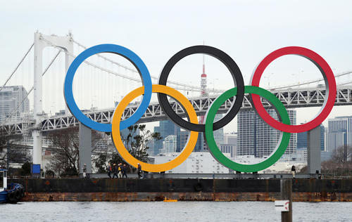 東京タワーとレインボーブリッジをバックに、お台場海浜公園付近の海上に到着した五輪シンボル（撮影・大野祥一）