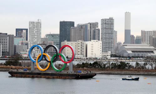 船に引っ張られ、お台場海浜公園付近の海上に到着した五輪シンボル（撮影・大野祥一）