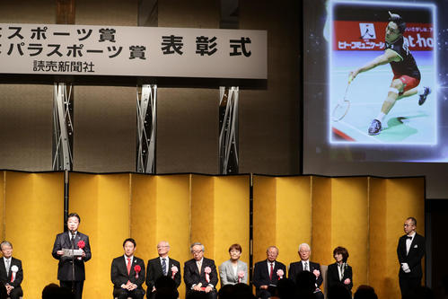 日本スポーツ賞特別賞を受賞した桃田だが、出席出来ず、日本バドミントン協会丹藤勇一理事がメッセージを代読した（撮影・浅見桂子）