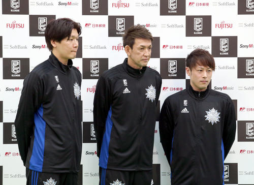 Bリーグオールスター前日イベントに参加する左からレバンガ北海道桜井、折茂、多嶋（撮影・佐藤翔太）