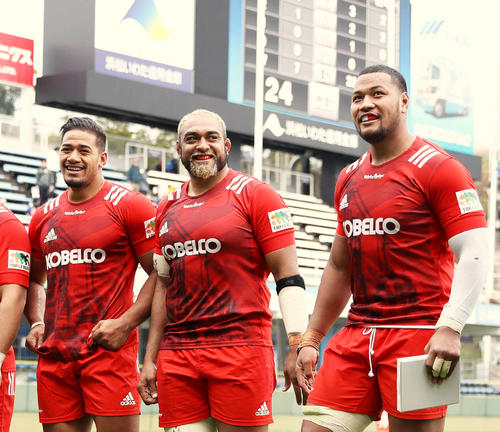 試合後、笑顔を見せる、左から神戸製鋼WTBアタアタ、プロップ中島、NO8ナエアタ（撮影・河野匠）