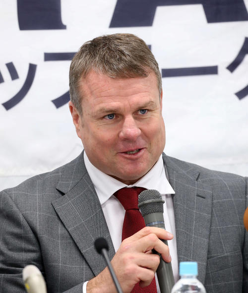 試合後の会見で笑顔を見せる神戸製鋼ディロンHC（撮影・河野匠）