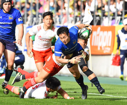 後半、相手タックルを受けながらも突進するパナソニックWTB福岡（撮影・森本幸一）