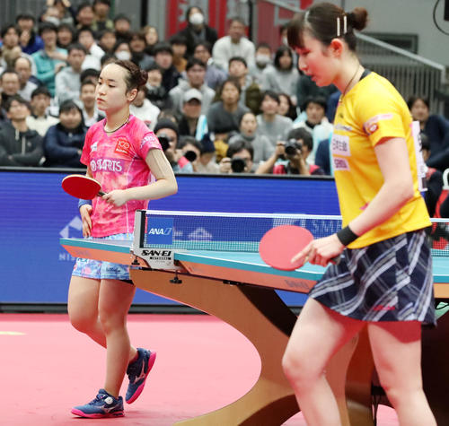 女子シングルス準決勝　第6セット、伊藤の放ったボールがテーブル上を通り越して落下し敗戦が決まる、右は早田（撮影・加藤哉）