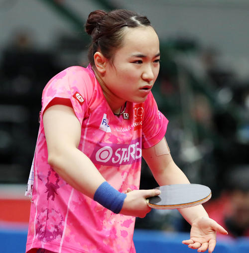 女子シングルス準決勝　試合中、相手の戦術に困惑する表情を見せる伊藤（撮影・加藤哉）