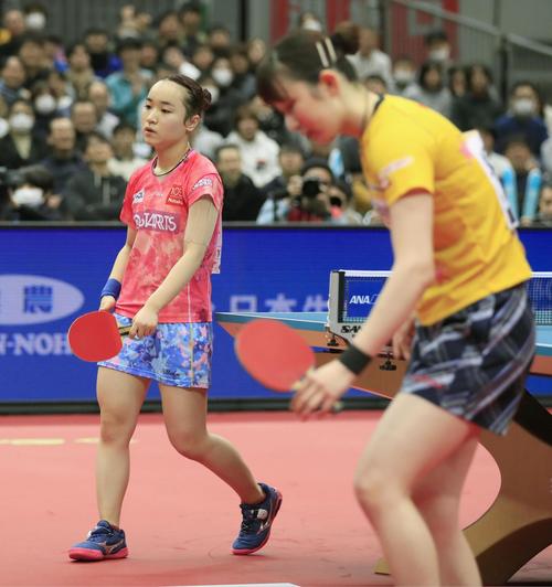 女子シングルス準決勝で、早田ひな（右）に敗れ肩を落とす伊藤美誠（共同）