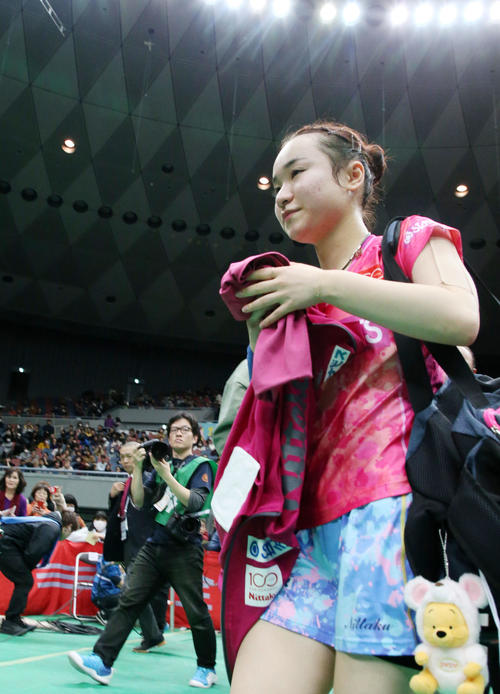 女子シングルス準決勝　伊藤は早田に敗れコートから引き揚げる（撮影・加藤哉）