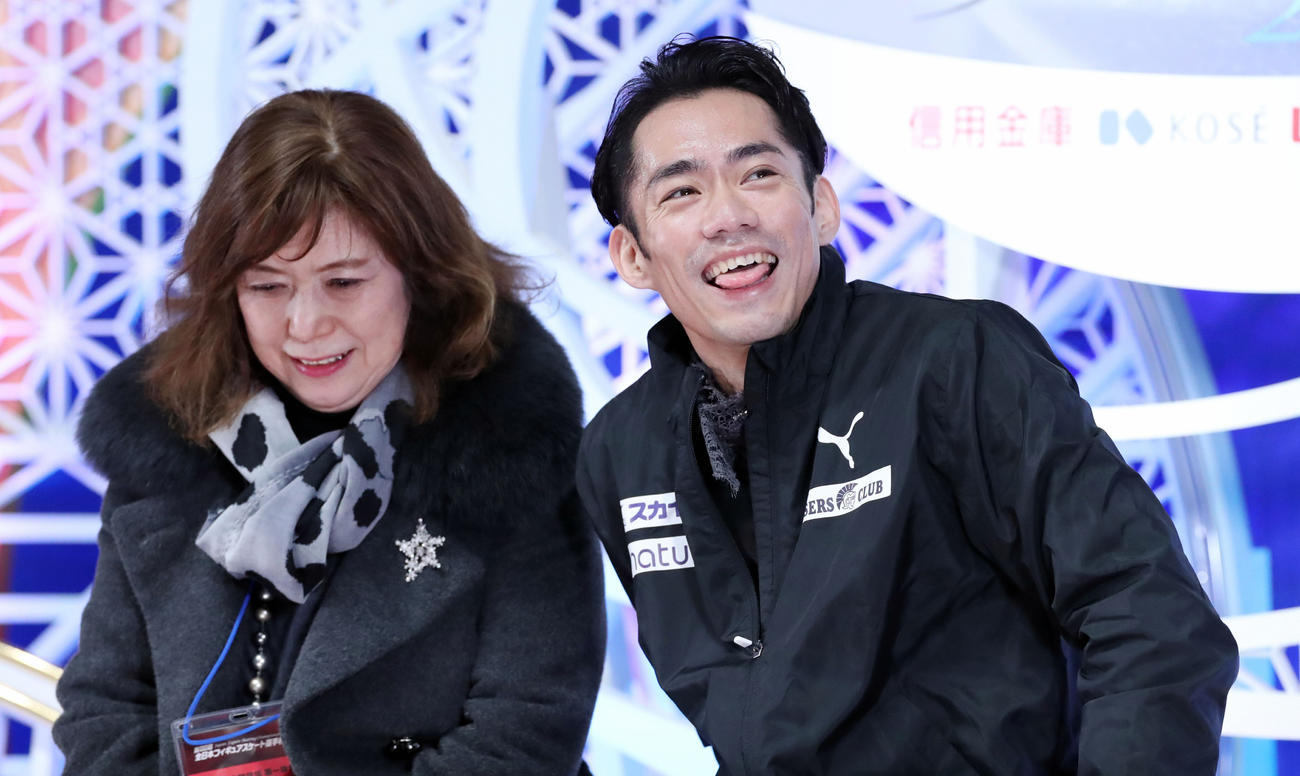 フィギュアスケート全日本選手権　最終日・男子フリー　男子フリーの演技を終えキスアンドクライで舌を出し笑顔で自身の演技を見直す高橋大輔（右）。左は長光歌子コーチ（2019年12月22日撮影）