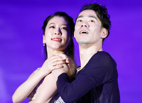 アイスショーで息のあったアイスダンスを披露する村元哉中（左）と高橋大輔（2020年1月10日撮影）