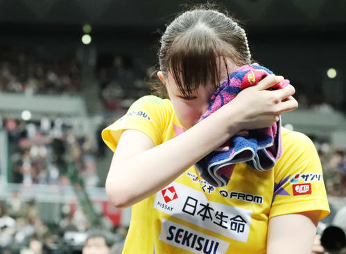 女子シングルス決勝　優勝を決め号泣する早田ひな（撮影・加藤哉）