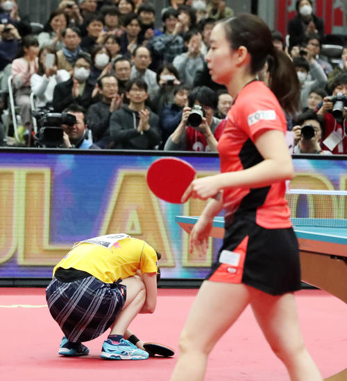 石川佳純（右）に勝利し優勝を決めた早田ひなはコートにしゃがみ込んで涙する（撮影・加藤哉）