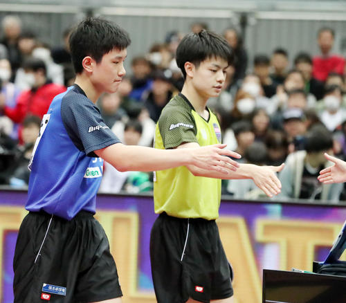 男子シングルス決勝　試合後、審判員と握手する張本（左）と宇田（撮影・加藤哉）