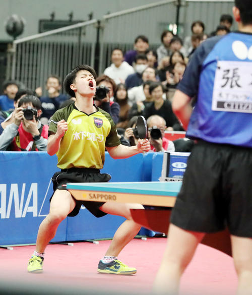 男子シングルス決勝　宇田が張本（右）を破って優勝を決めガッツポーズをしながらコートにしゃがみ込む（撮影・加藤哉）